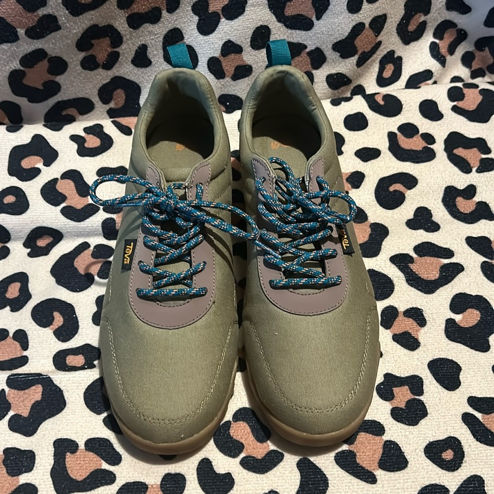 Teva Women’s Terra Canyon Hiker, Upper made of cotton and canvas, rugged sole.